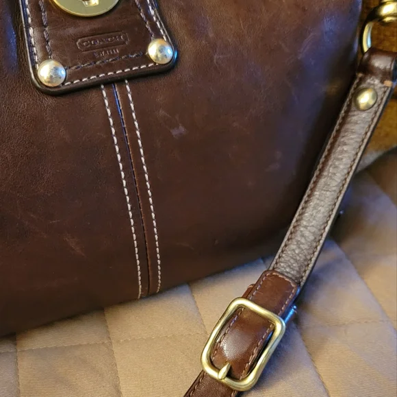 ⭐️ Coach Legacy Series Crossbody Leather Bag Host Pick ⭐️